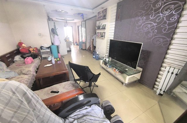 区妇幼旁边 香江对过 复式56层 鸿顺花园上下两层内置楼梯