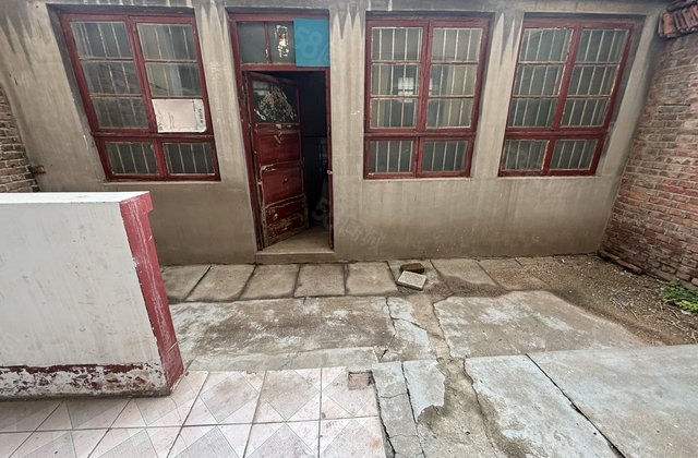 东昌本部带院子！送配房两间足五室！中巨市委家属院聊建！市中心