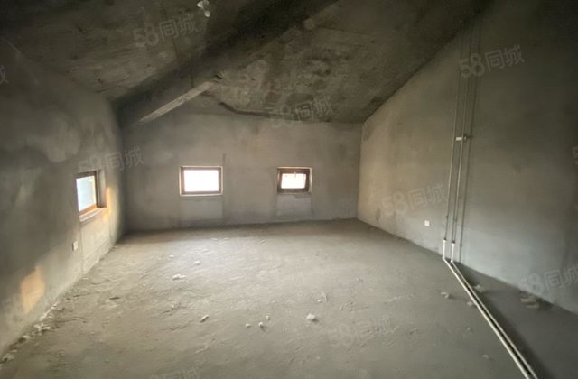 盛世天湖别墅 实用面积将近600平 带院子 非常诚意出售