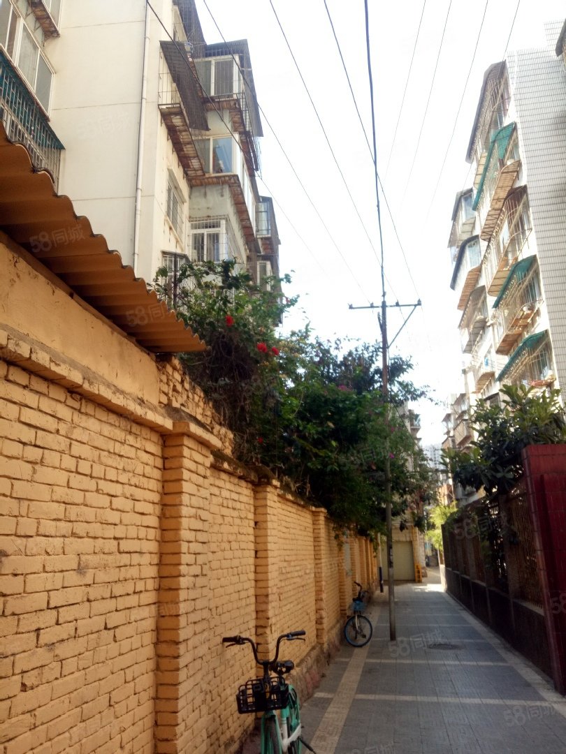 五华区 五一路地铁口沙朗巷小区 中间楼层 四室两厅 诚心出售