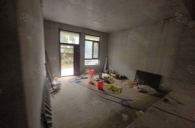 急售旅游度假区别墅，盛世天湖别墅一至三层带大院子送负一