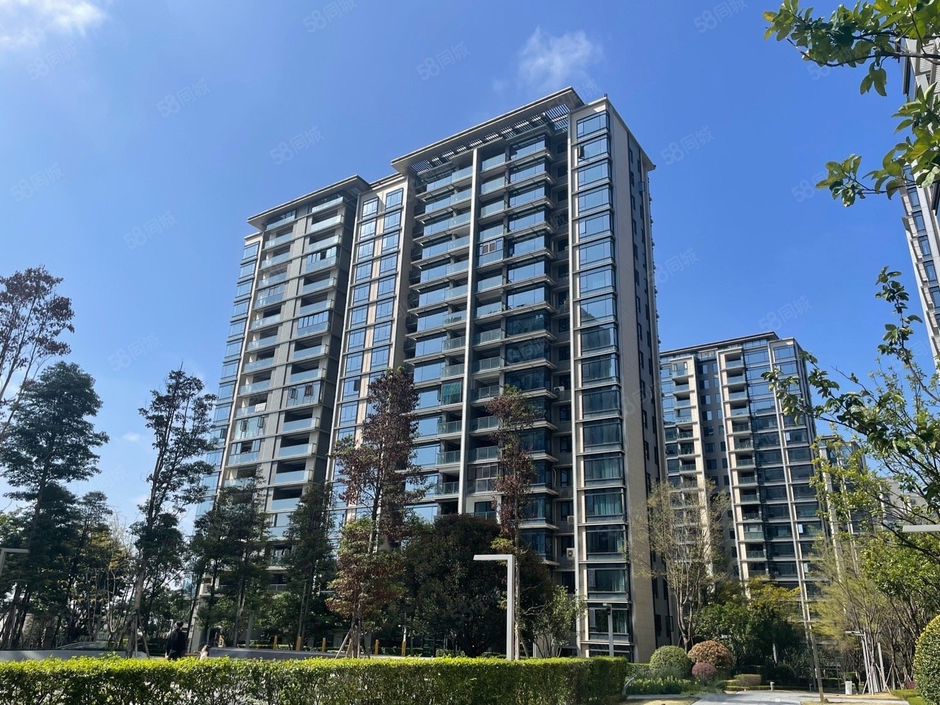 龙湖昱湖壹号萃峯4室2厅2卫190㎡北323万