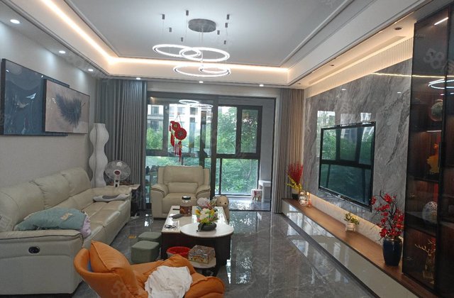 金马御龙城5室2厅3卫228㎡南北195万