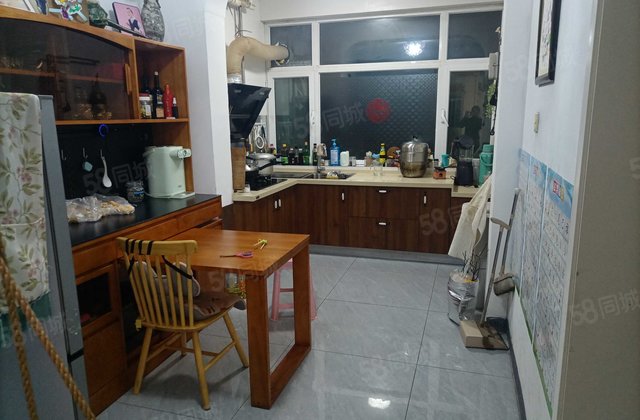 中间楼层采光好 三居 精装修 产权清晰送地下室房东直卖