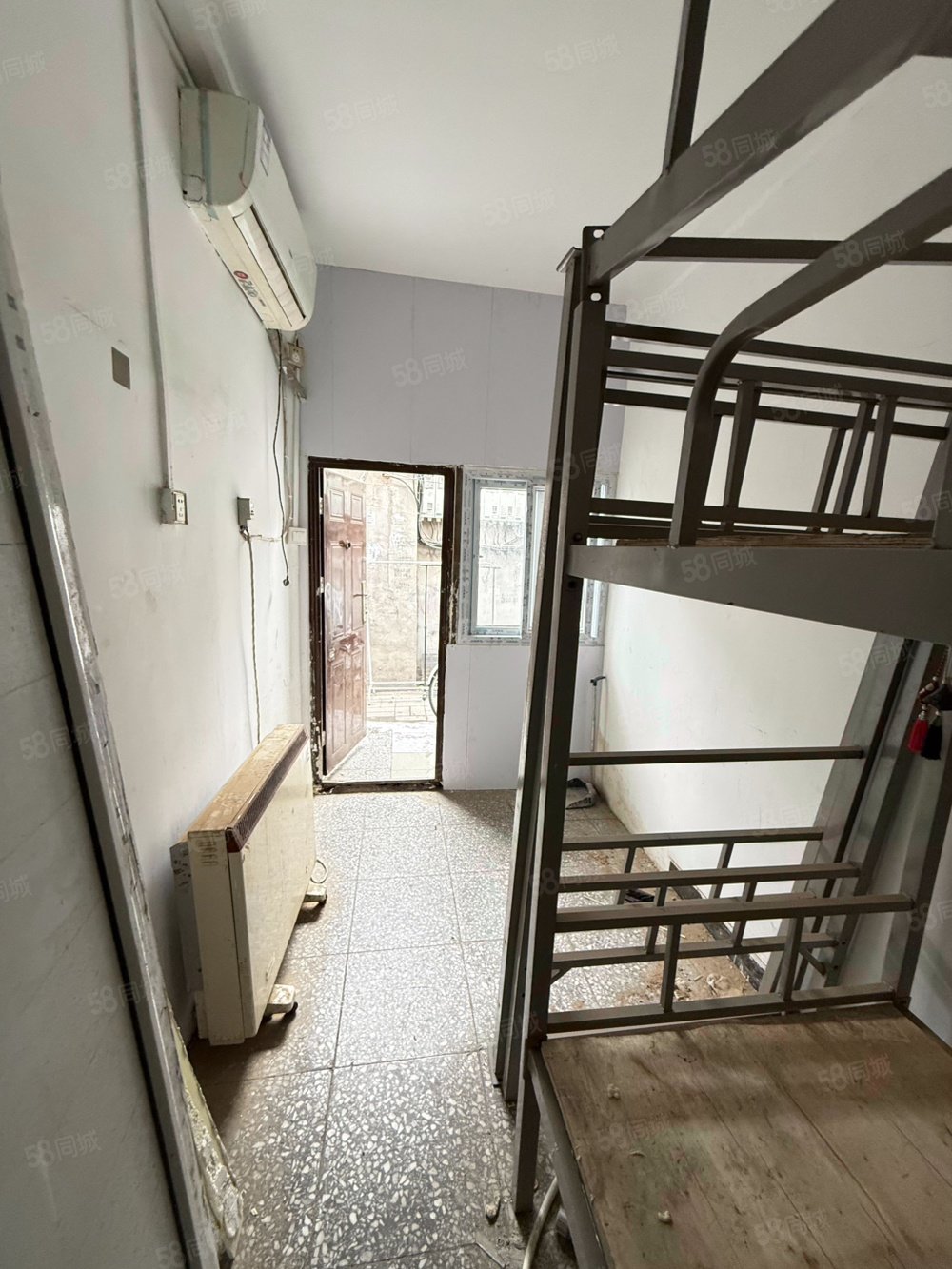 豆角胡同小區(qū)1室1廳0衛(wèi)11㎡南北190萬