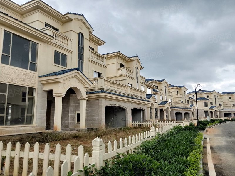 出售御景湾独栋豪华别墅,配大花园与停车场,3层,共316方