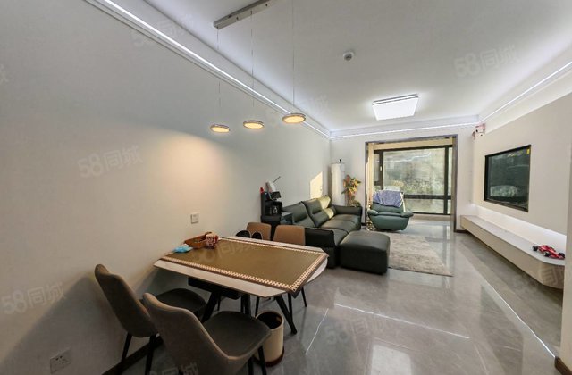 精装婚房，三室两厅，送车位储藏室，随时看房