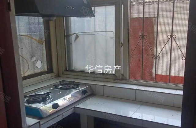 毛纺厂家属院育新街一楼带院！孝心一楼。外开门。人民公园西邻