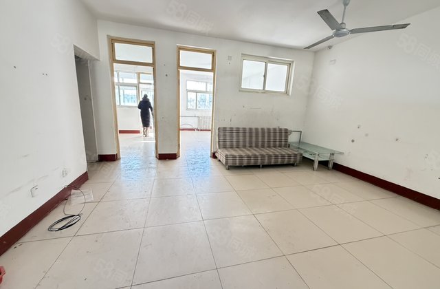 香江南邻商品房 送地上车库，可做门脸儿中间好楼层 配套齐全