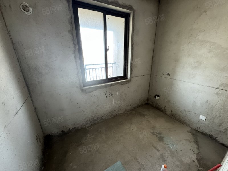 远大中国府玖珑府4室2厅2卫134㎡南北83万