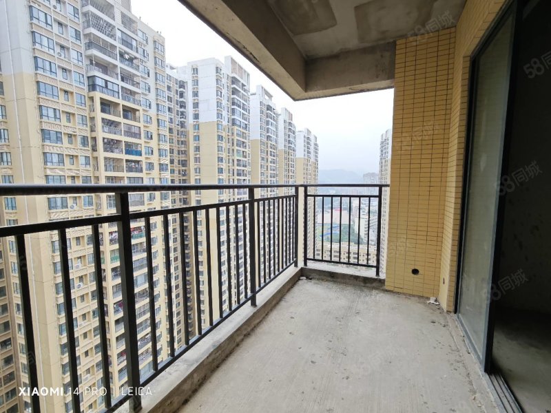 急售学府一号毛坯四房中高层主人房可观整个花园有匙看房便