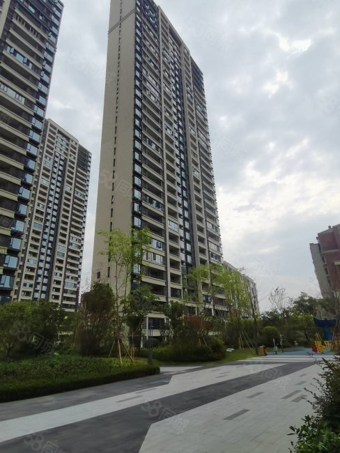 绿地铂骊公馆2室2厅1卫76㎡南北36.8万