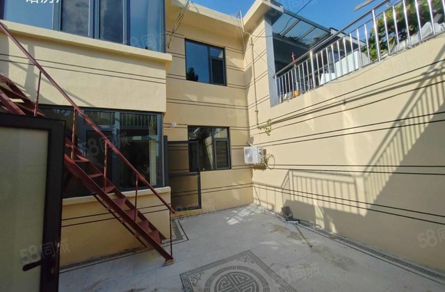 急售！聊城环城湖边！双层小别墅带院子带露台！五室双卫！