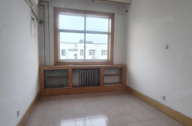 单位家属院，三中一墙之隔！小区停车方便，书香气息浓郁全天采光