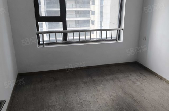 看房方便 新房未住 送车位地下室 价格可议 房东直卖