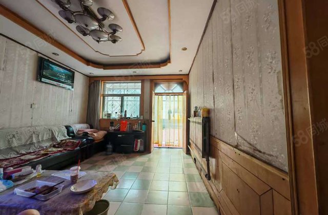 市中心 上下两层 别墅！带大院子 五个房间！靠路边停车方便！