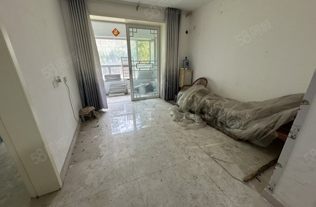 阿卡六期，一层带大院子，双阳台，两室两厅，采光好，无遮挡