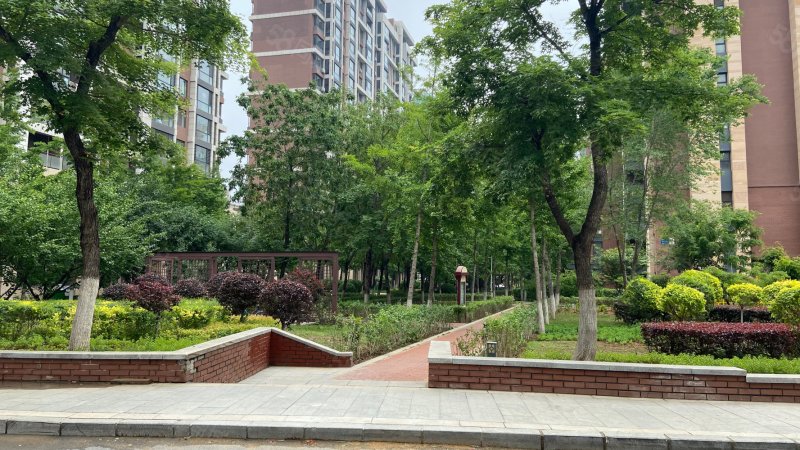 湖海假日3室2厅2卫137㎡南北67万