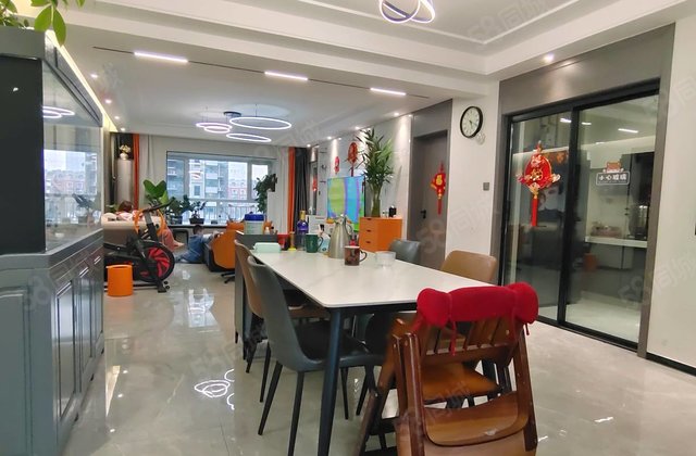 独梯独户 三叶草精装修带车位储藏室阿尔卡