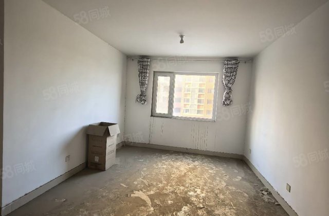 先锋社区，新房未住，有车位储藏室，好楼层