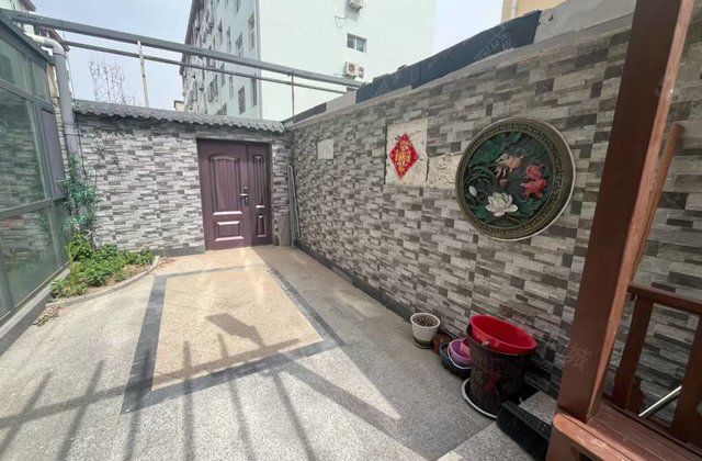 公园附近孝心一楼带院精装修三室两厅看房方便可按揭商业完善