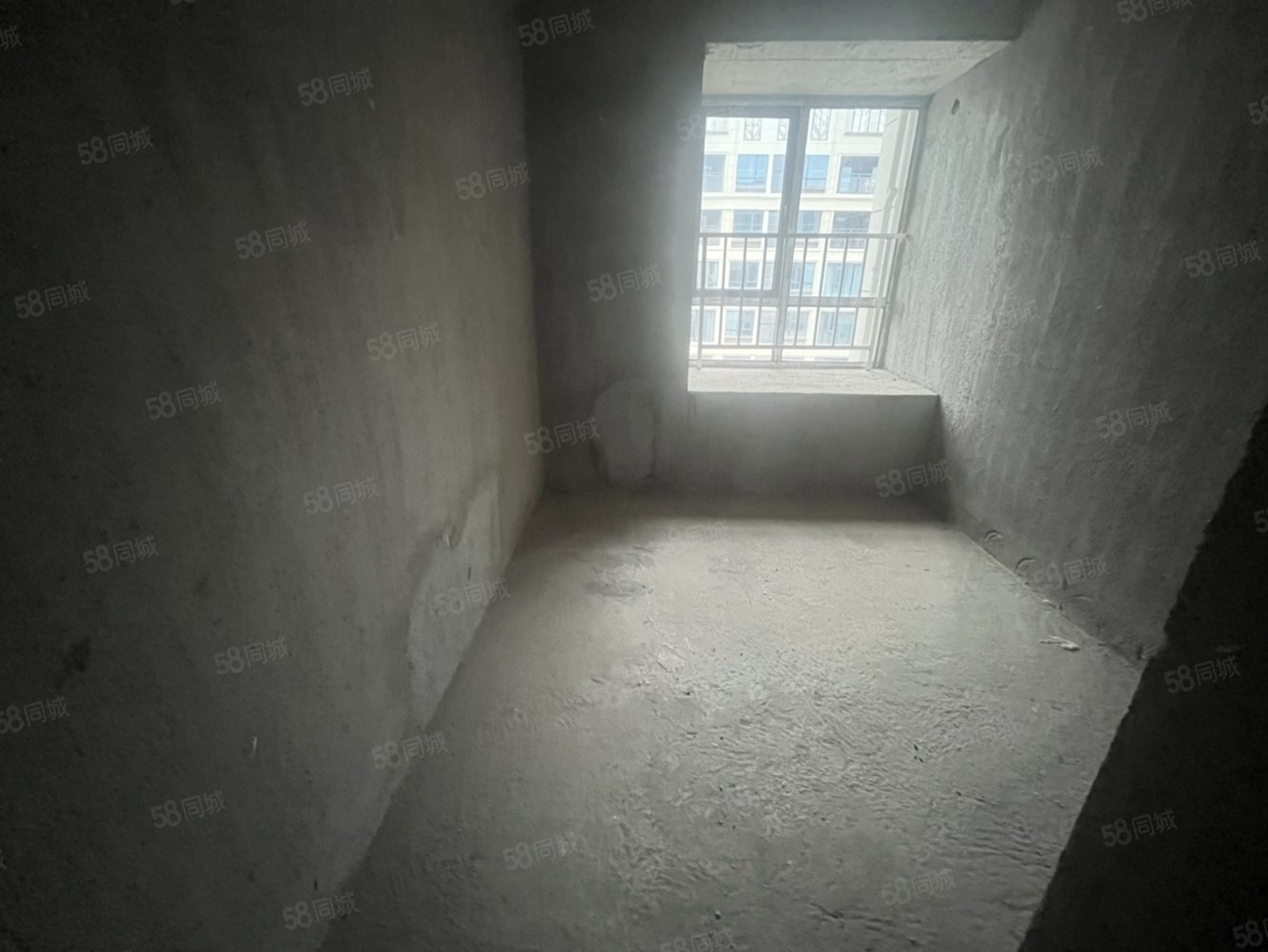 高安润达国际城3室2厅2卫127㎡南北88万