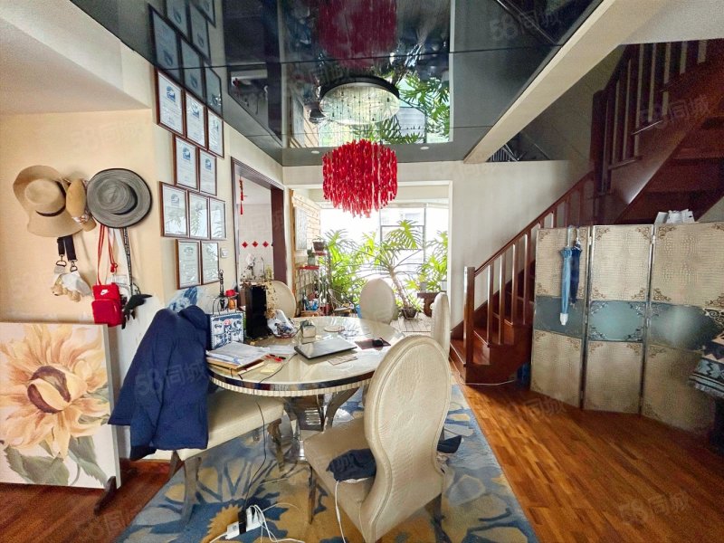 万达广场旁精装修跃层5室一梯两户南北通透环境优美绿化好