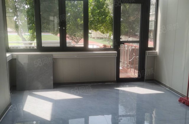 湖边别墅上下两层140多平平方带院子五室两卫两卫精装免大税