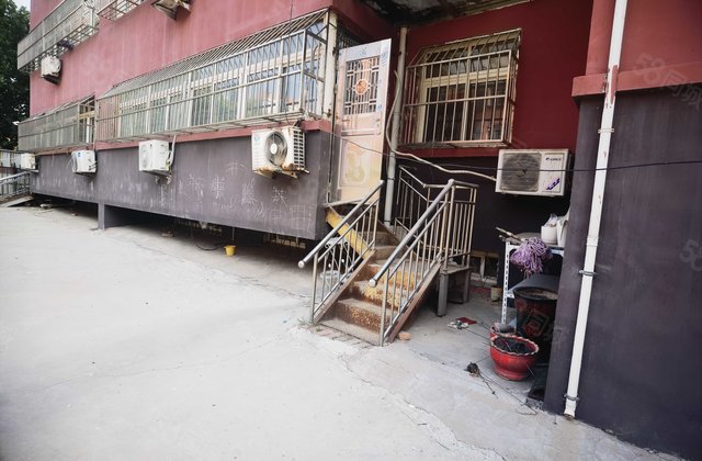 乐园小区多层1楼，136平，3室朝阳送储