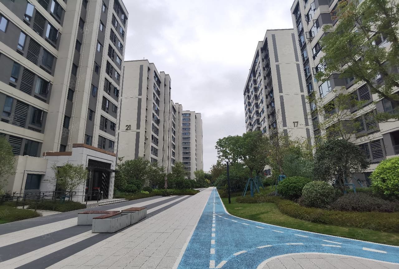 国贸凤凰原4室2厅3卫126.87㎡南350万