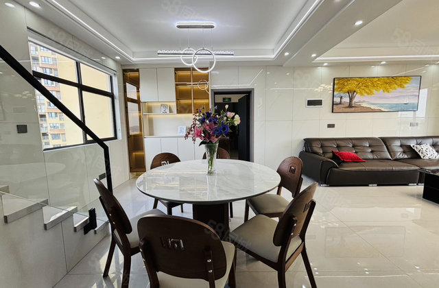 香槟国际5室2厅2卫130㎡南北69.8万