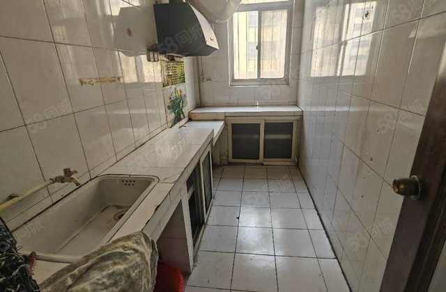 亚大怡景 二楼边户  两室可做 三室停车方便