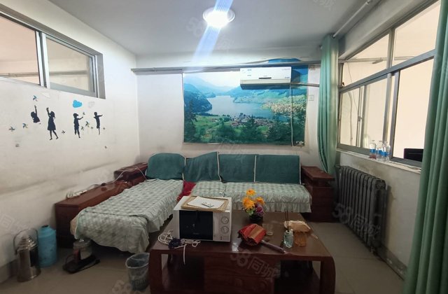 市中心家属院，南临就是  ，标准三室两厅，中层，停车方便，