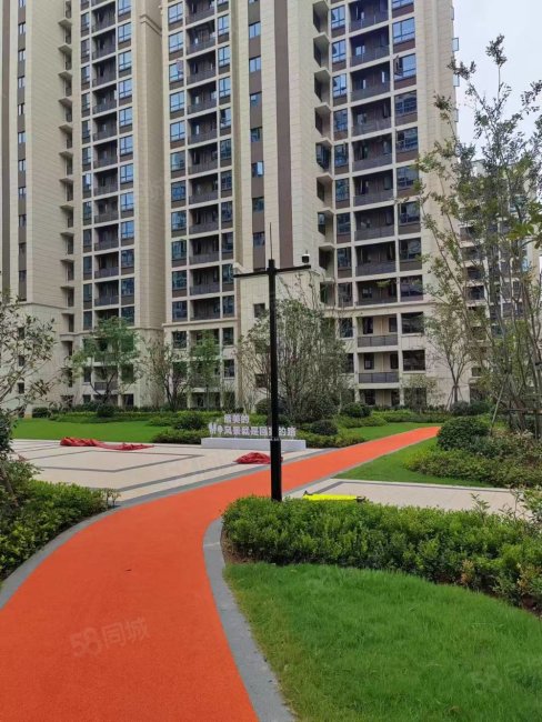 高安润达国际城4室2厅2卫127㎡南北88万