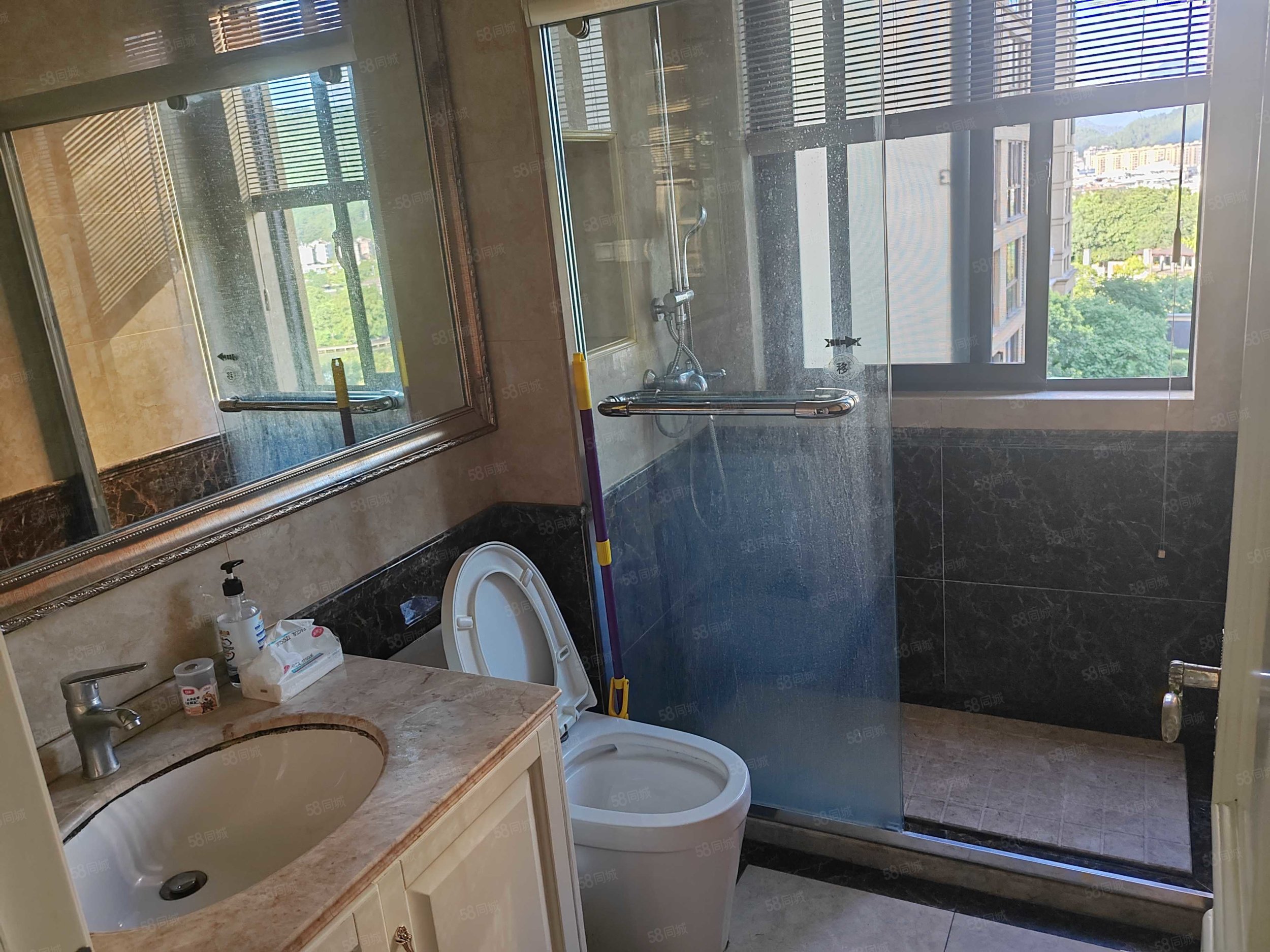 东方广场(开化)4室2厅2卫131㎡南175万