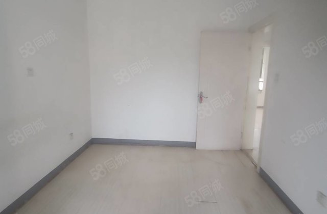 金柱大学城三室两厅带车位70多万。