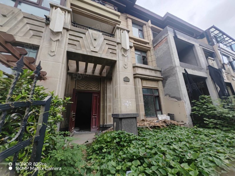 维也纳庄园5室2厅3卫278㎡南北208万