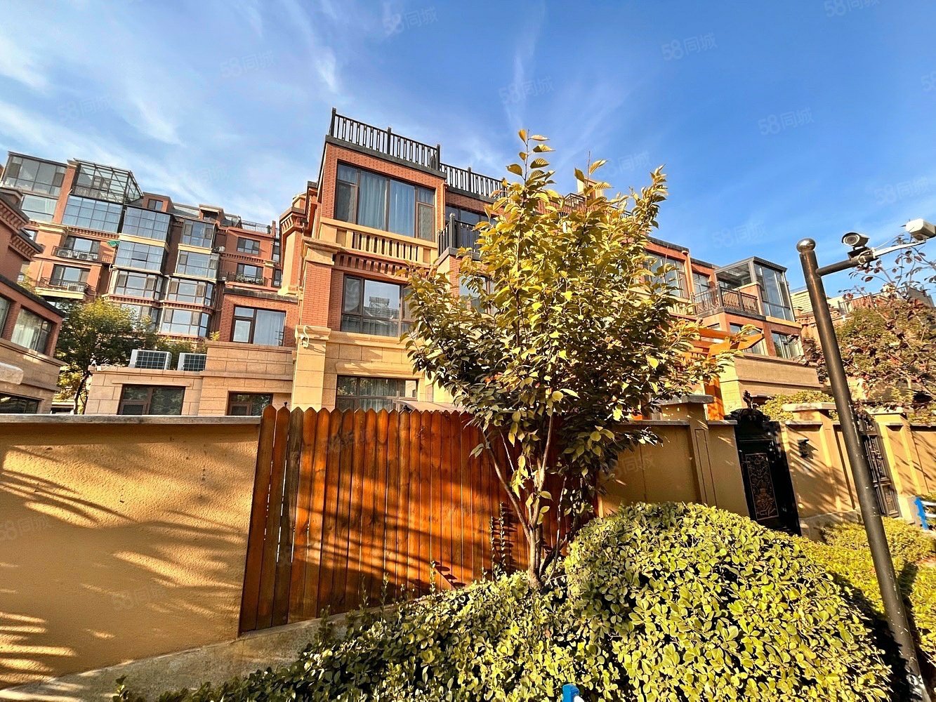 卢浮公馆(三期)4室3厅3卫176.5㎡南北305万