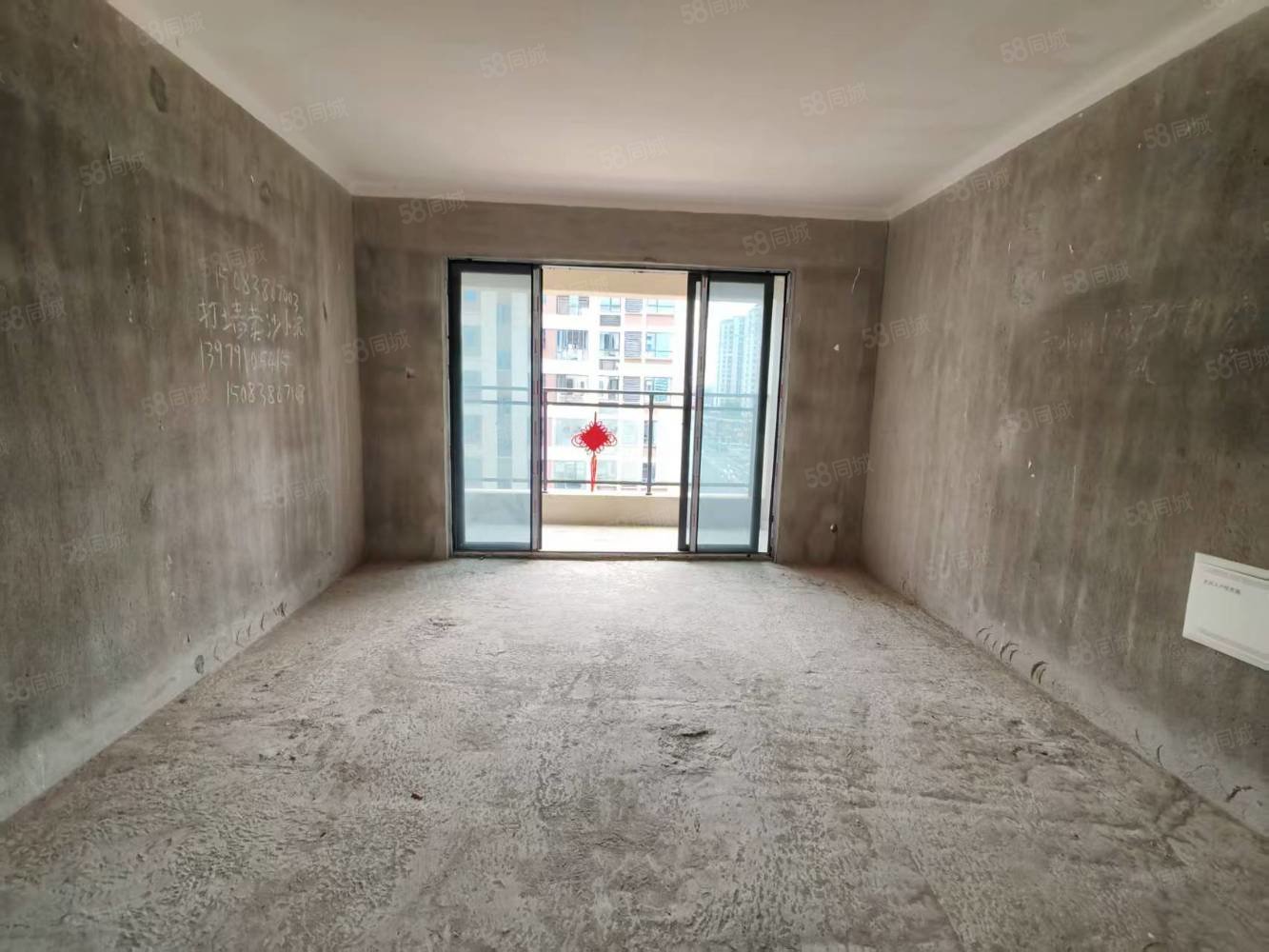 高安润达国际城4室2厅2卫127㎡南北88万