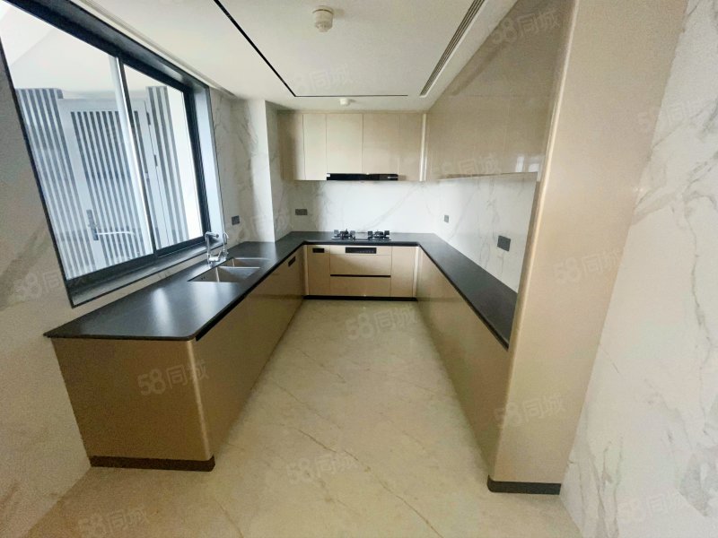 佳元江畔锦御4室2厅4卫270㎡南北568万
