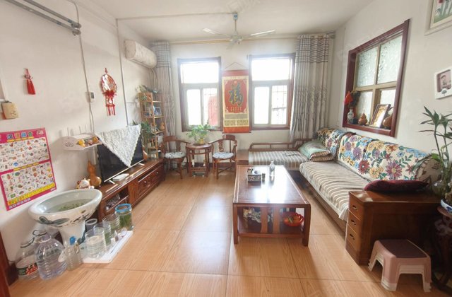 公园府附近，一楼带院，带配房，急售，三室朝阳，双卫，8千加
