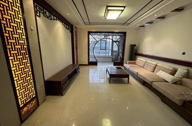 一楼带院湖景房威尼斯花园洋房一楼院子130
