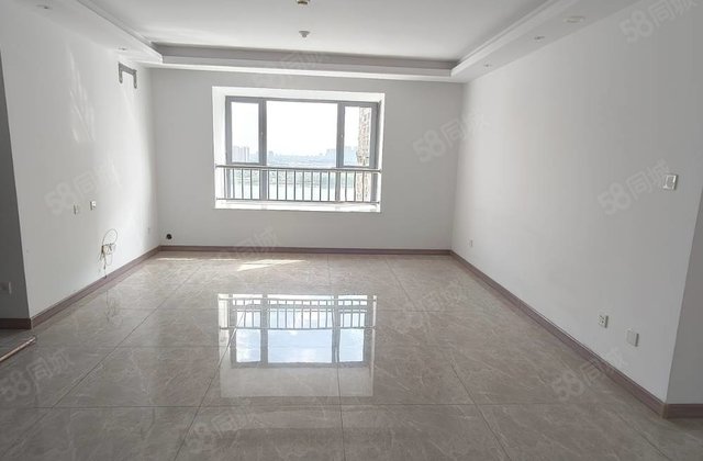 莲湖新城南区小高层东边户，三室两卫，带车储，随时看房。