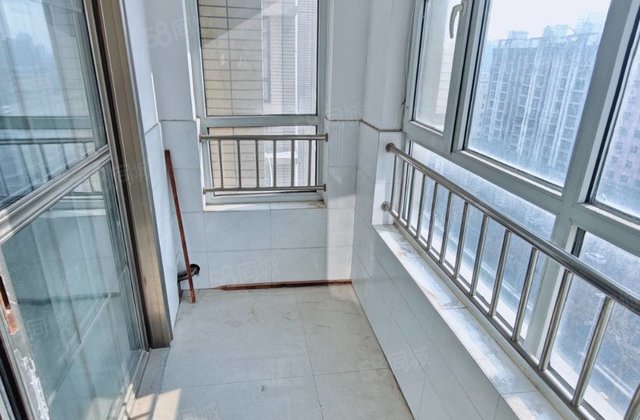 金柱绿城    ，三室双阳台好楼层，南北通透交通便利购物方便