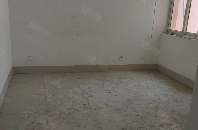 急售三里铺小区   三楼 户型很好价格不高 小区停车方便