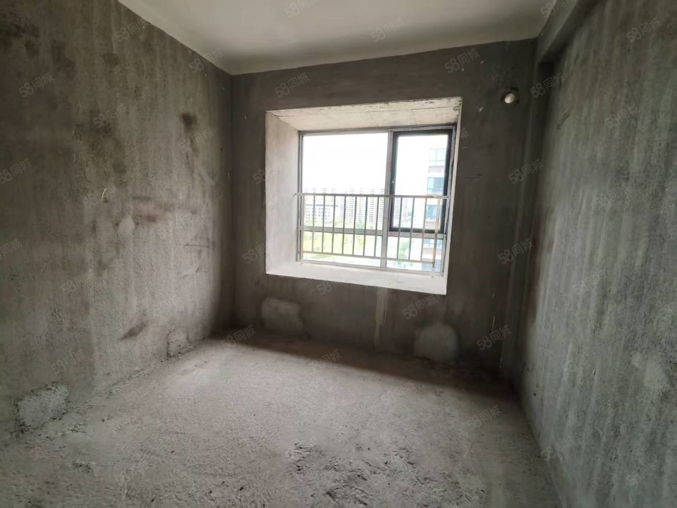 高安润达国际城4室2厅2卫127㎡南北88万