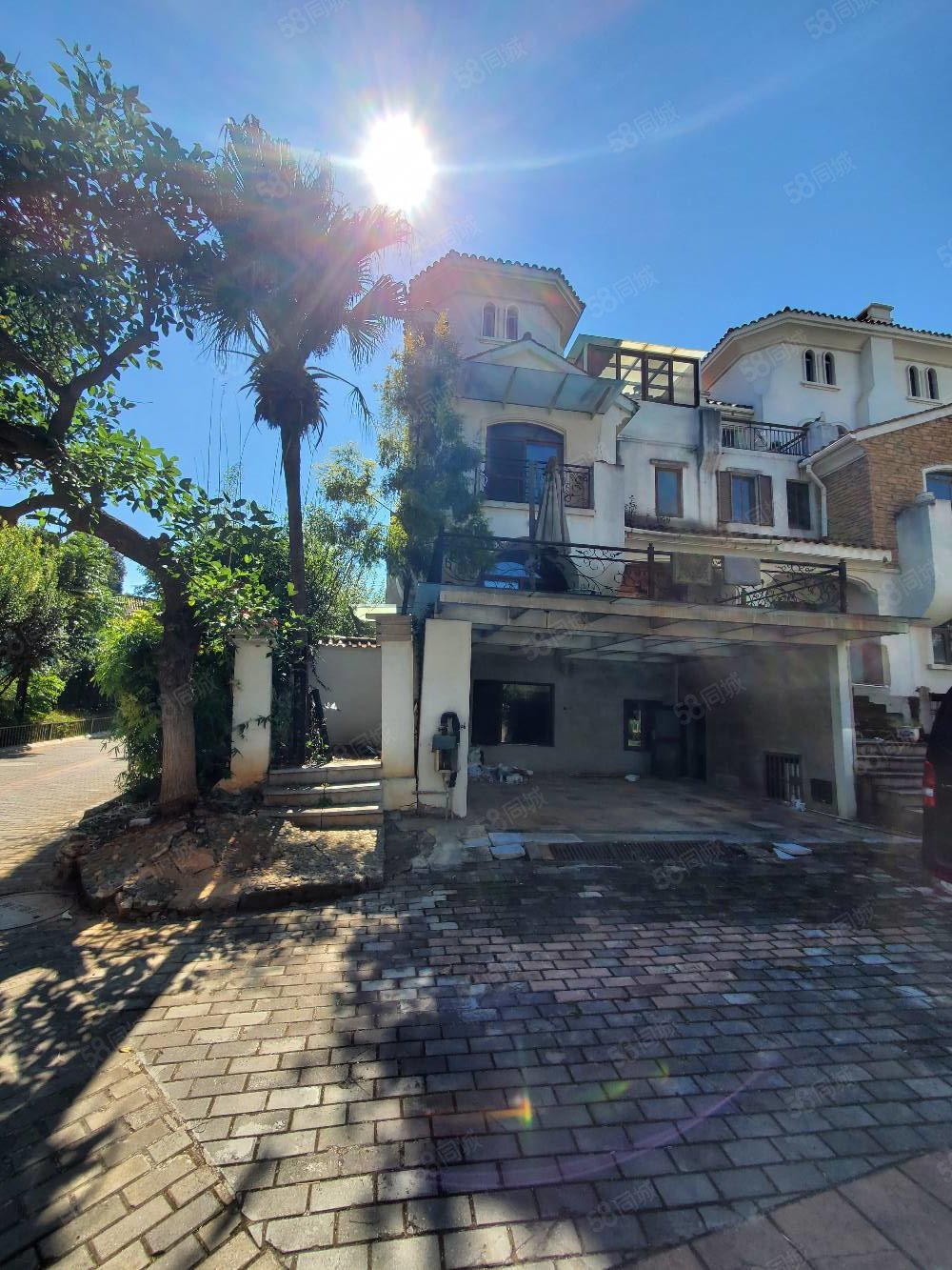 滇池卫城微风岛4室2厅3卫315.32㎡南1180万