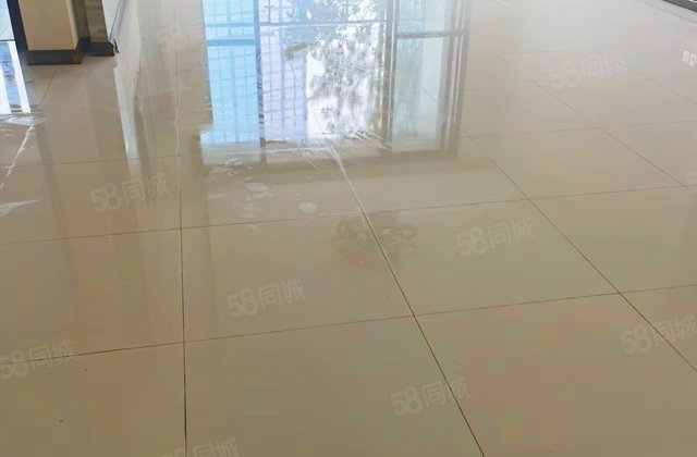 财富中心国际公寓(C区)3室2厅138㎡140万二手房图片