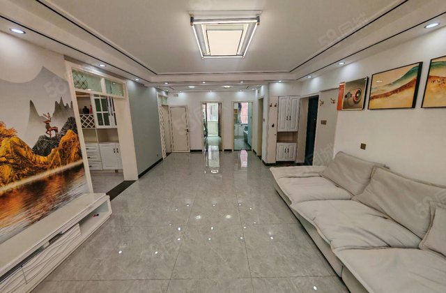 湖边，大平层，精装修，免大税，送储  非常合适，户型很方正。