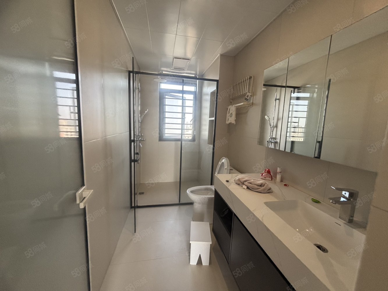 德和领秀广场5室2厅3卫172㎡南北220万